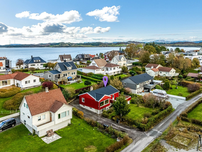 Familiebolig med kjekk hage - Sentral og barnevennlig beliggenhet - Moderniseringsbehov!