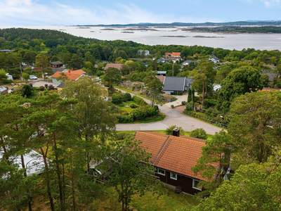 Flott enebolig som ligger supersentralt. Alt på en flate, utsikt, garasje, stor og fin hage. Må sees.