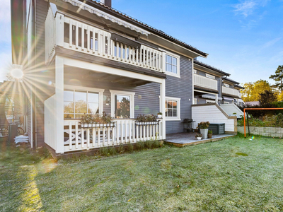 Flott og attraktiv rekkehusleilighet med 2 soverom I Solrik markterrasse med utgang til hage I Carport m/lader I Peisovn