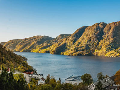 Flott og romslig 4-roms selveier med landlig beliggenhet og nydelig fjordutsikt! Store fellesområder og lave felleskost.