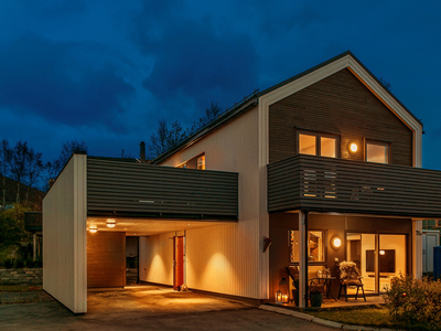 Flott og velholdt enebolig med tre soverom og to bad. Romslig veranda med flott utsikt og gode solforhold. Carport.