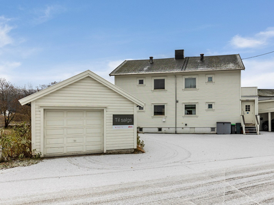 Halvpart av vertikaldelt tomannsbolig med masse potensiale! Stort loft og romslig kjeller. Frittstående garasje, uthus.