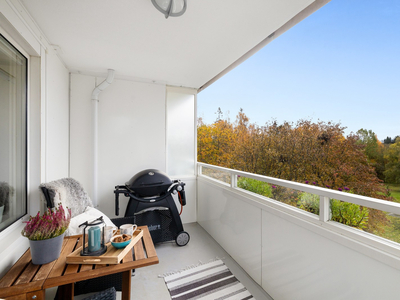 Hyggelig og innbydende 4-roms med heisadkomst | Sydvendt balkong | Skjermet og rolig område | Varmtvann inkl.