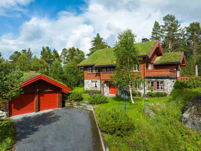 Innholdsrik enebolig med dobbel garasje - populært boligområde