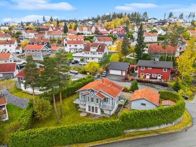 Innholdsrik familiebolig | Hjørnetomt og dobbelgarasje | 4 sov, 2 stuer og 2 bad | Gode solforhold og flott utsikt