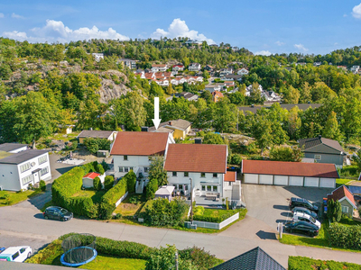 Innholdsrik familiebolig over 4 etasjer med 3/4 soverom og 2 flislagte bad. Vestvendt m/ 2 terrasser! Gangavstand skoler