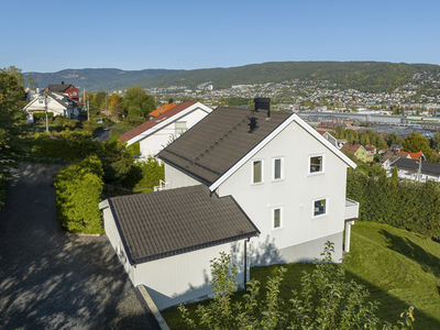 Innholdsrik og innbydende bolig med 3 etasjer. Usjenert terrasse i høyden m/vidstrakt utsikt.