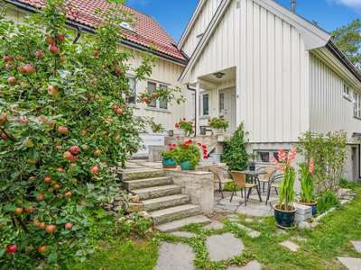 Innholdsrik og solrik enebolig med hage i et barnevennlig og attraktivt villaområde på Simensbråten/Ekeberg!