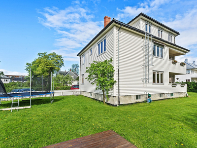 Innholdsrik, pen 3-roms selveier m/uinnredet loft- Skjermet veranda og beliggenhet -Parkeringsplass-Stor felleshage