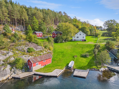 JUSTØYA - Unik eiendom m/100 m strandlinje, praktfull og lun beliggenhet | Usjenert og solrikt | Sjøbu og store brygger