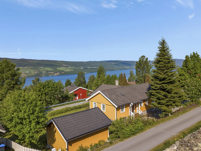 Koselig enebolig med alt nødvendig over et plan i første etasje. Garasje. Flott terrasse, pen hage, solrik beliggenhet!