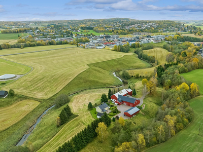 Landbrukseiendom på ca 142 mål med flott beliggenhet | Hovedhus og 5 øvrige bygg | 63,8 dekar fulldyrka jord