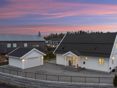 Lekker enebolig med garasje fra 2013 - Flotte uteområder og solrik terrasse på 88 kvm - Barnevennlig