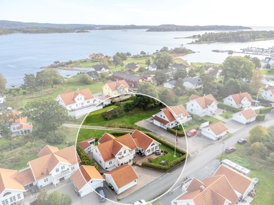 Lekker og innholdsrik enebolig med barnevennlig beliggenhet - Idyllisk hage - Solrik terrasse - Hagestue