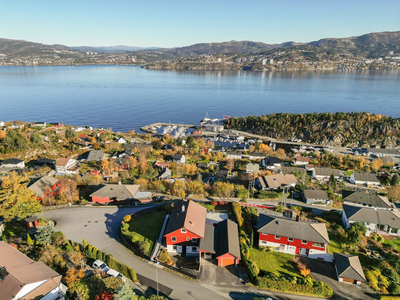 Meget velholdt enebolig med vidstrakt utsikt over Byfjorden fra Bergen sentrum til Nordhordland. Garasje og carport.