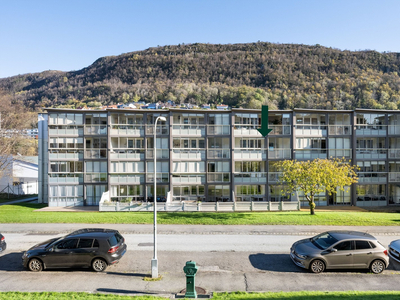 Oppussingsklar 3- roms leilighet med innglasset balkong og kort vei til butikker, turmuligheter og kollektiv transport.