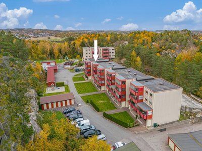 Pen og innbydende 4-roms med romslig og god planløsning. Garasje og innglasset balkong. Toppetasje med peis.