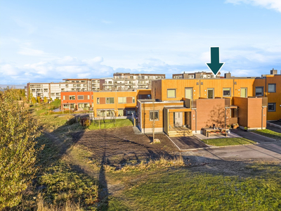 Pent rekkehus(passivhus) fra 2012 på tre plan med meget god standard | P-plass | 2 stk. terrasser | Fjernvarme.