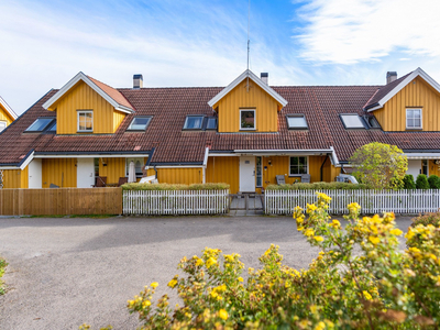 Rekkehus i familievennlig område | 3 sov, 2 bad | Stor solrik terrasse| Garasjeplass med elbillader| Nær mærka!