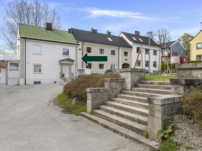 Rekkehus med 2 bruksenheter og en innholdsrik planløsning. Hageområde. Gårdsplass. Særegent boligstrøk. Øren skolekrets.