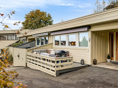 Romslig rekkehusleilighet på et plan med sørvestvendt og solrik terrasse. Gode parkeringsmuligheter. Nær bybane og buss!