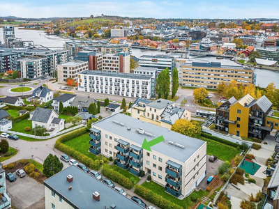 Sentrumsnær, lys og trivelig 2-roms eierleilighet i 3. etasje med god planløsning og sydvendt og solrik balkong!