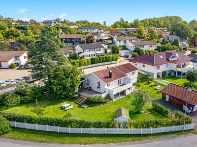 Stavern - Meget tiltalende, enebolig på 190 kvm med stor, solrik inngjerdet tomt, egen hybel. Dobbel garasje.