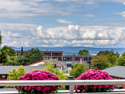 Stor gjennomgående vestvendt toppleilighet - Herlig utsikt - Meget gode solforhold - Garasjeplass, balkong og veranda