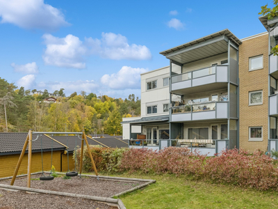 Stor og innholdsrik andelsleilighet - 4 soverom - Overbygd balkong - Garasje - Nært buss, barnehager, strender og skoler