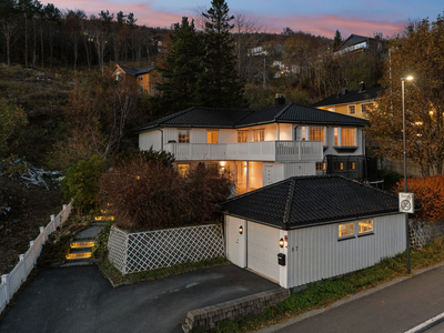 Svært velholdt, eksklusiv og romslig familiebolig med garasje, solrik tomt og svært god planløsning!