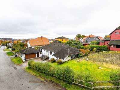 Tilbaketrukken enebolig med moderniseringsbehov og alle oppholdsrom på én flate. Underetasje med god høyde. Garasje.