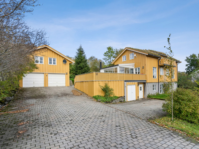 Stor, særegen enebolig med sjel. Godkjent 2-roms utleiedel, dobbelgarasje m/ loft, vinterhage og jacuzzi - Bør oppleves!