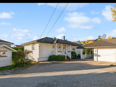 Velholdt og innholdsrik familiebolig over 2 etasjer | Garasje og carport | Attraktivt boligområde | 2 bad