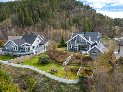 Vennesla sentrum | Påkostet enebolig | Dobbel garasje med loft | Nær 1.5 mål, særdeles solrik tomt | Panoramautsikt!