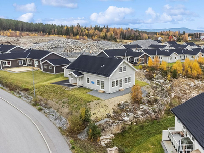 BJERTNESTUNET - FLOTT NYOPPFØRT ENEBOLIG PÅ UTSIKTSTOMT - Uinnredet stort loft på 67m2 - Dobbel garasje - Lave omk.