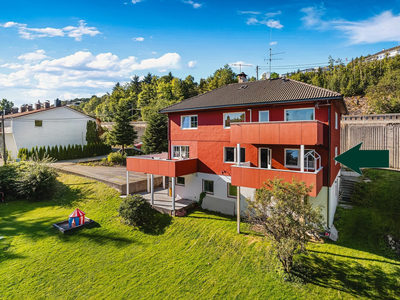 3R- Leilighet med idyllisk beliggenhet ved Nordåsvannet| Stor overbygd balkong| Parkering på eiendommen. Nyere kjøkken.