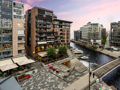 Aker Brygge - Eksklusiv hjørneleilighet med sjøutsikt, garasjeplass samt tilgang til takterrasse og basseng.