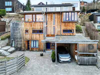 ARKITEKTTEGNET ENEBOLIG FRA 2003 MED FANTASTISK UTSIKT - Gjennomført eiendom - Carport - Høy standard - Utleiedel