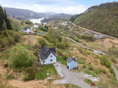 Dalsgrend/Kløve | Nedlagt småbruk med naust og jaktrett. Solrike, stille og rolige omgivelser.