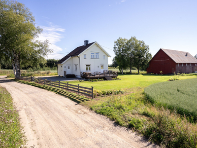 Enebolig i landlige omgivelser med stor tomt i Ullensaker