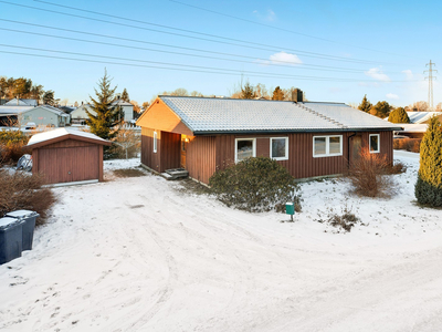 Enebolig i meget attraktivt og sentralt område, med gedigen selveiet tomt. Full renovering må påregnes.