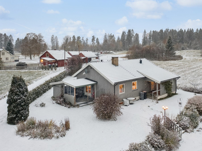 Enebolig i rolig og barnevennlig område | Garasje og stor gårdsplass | Peis | Overbygget terrasse |