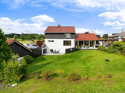 Enebolig med attraktiv beliggenhet like ved UiS og nye Stavanger Univeritetssykehus. Stor solrik tomt.