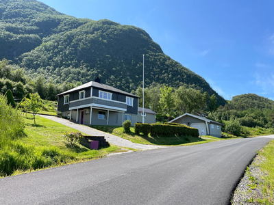 Enebolig med dobbelgarasje og naust