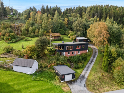 Enebolig med garasje beliggende usjenert til på Holåsen. Stor tomt med gode solforhold og flott utsikt.