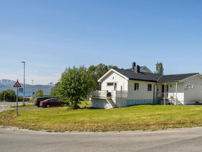 Enebolig med hybel og garasje på barnevennlige Mortensnes I Hage og terrasse I Uinnredet kjeller