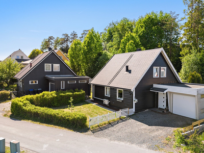 Enebolig med stor solrik hage og terrasse. Barnevennlig beliggenhet. Garasje med elbil-lader. Peis. Modernisert 2023.