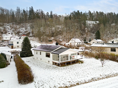 Enebolig med utsikt til fjorden og svært kort vei til fine turområder langs kyststien. Solrik tomt.