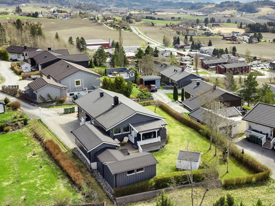 Enebolig med veldig fin beliggenhet i blindgate - Garasje - Flott opparbeidet tomt med stor hage - Gode solforhold.