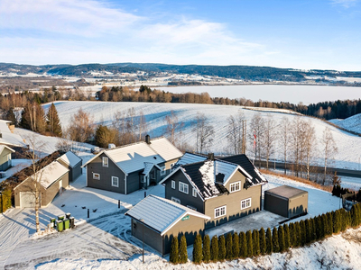 Enebolig over 2 plan på solrik utsiktstomt! -Nyere garasje -Sentralt -Flotte uteområder med hage og pergola